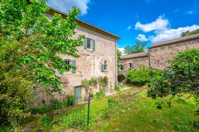 Maison - 334 m² - 8 pièces