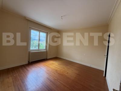 Maison traditionnelle - 241 m² - 9 pièces