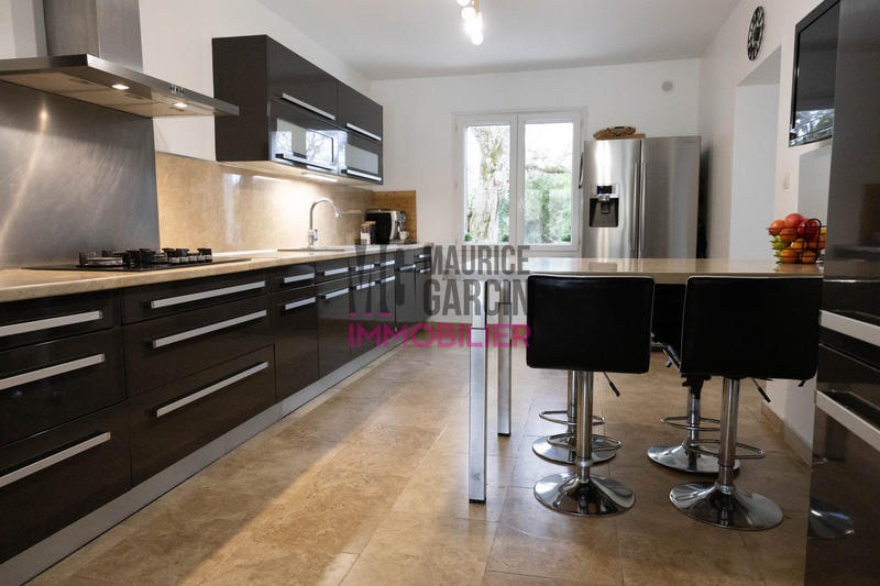 Maison - 238 m² - 6 pièces
