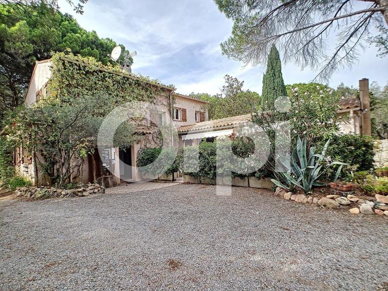 Maison - 288 m² - 9 pièces