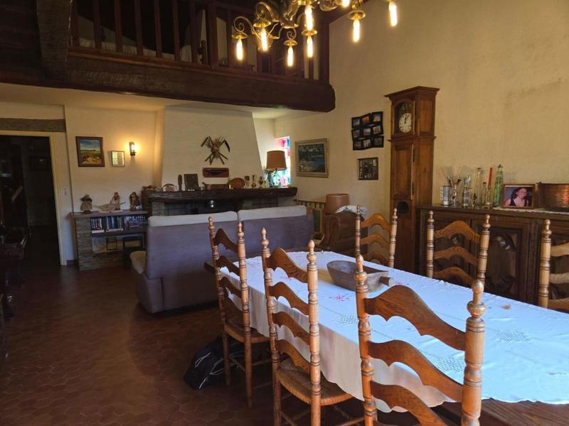 Maison - 250 m² - 6 pièces