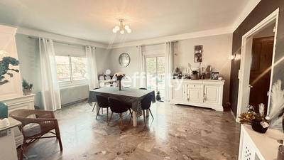 Maison - 215 m² - 7 pièces