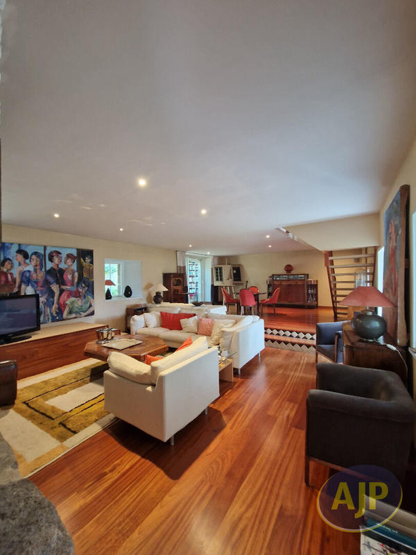 Maison - 280 m² - 7 pièces