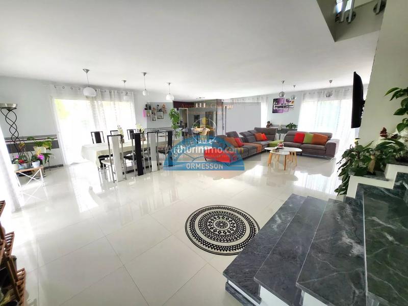 Maison - 240 m² - 9 pièces