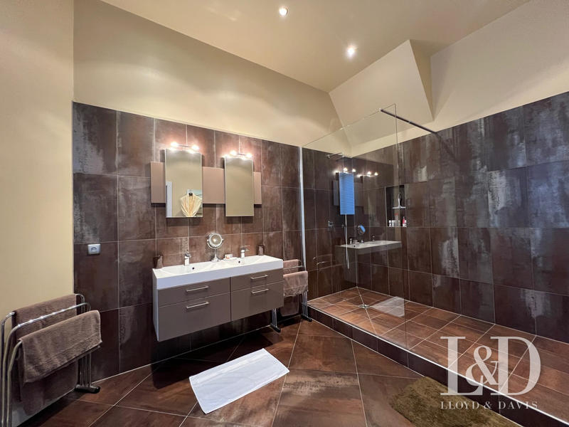 Maison - 710 m² - 15 pièces