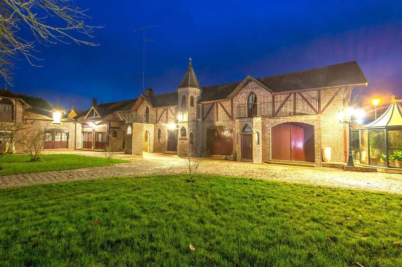 Demeure - 1 736 m² - 30 pièces