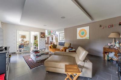 Propriété - 215 m² - 9 pièces