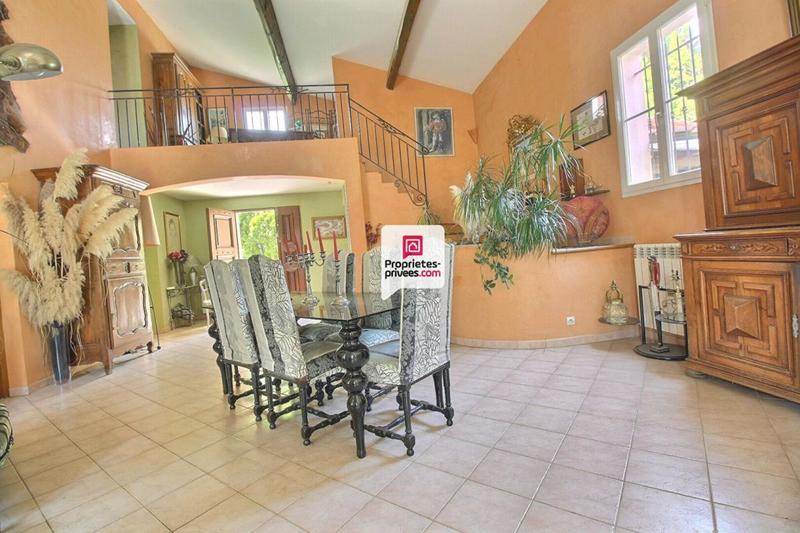 Maison - 230 m² - 8 pièces