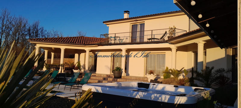 Maison - 235 m² - 8 pièces