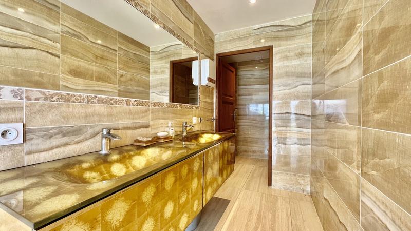 Maison - 388 m² - 17 pièces