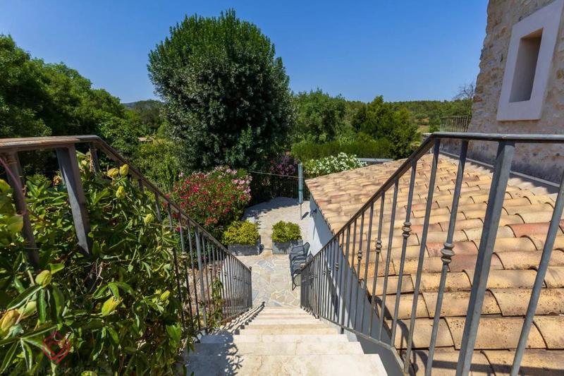 Propriété - 229 m² - 13 pièces