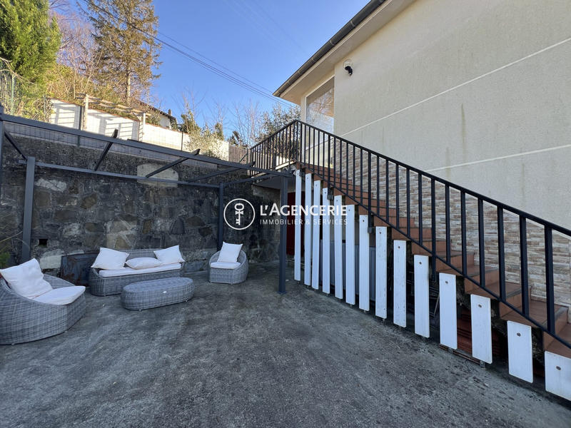 Maison - 250 m² - 8 pièces