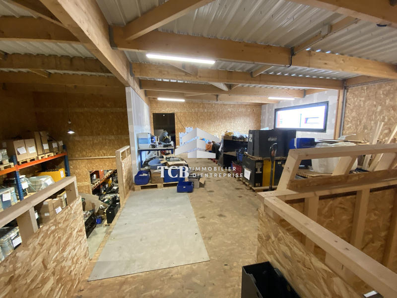 Local d'activités - 166 m²