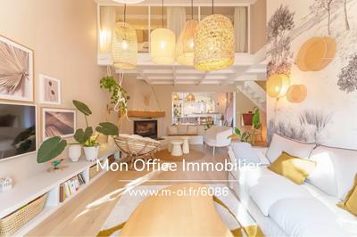 Maison - 230 m² - 8 pièces