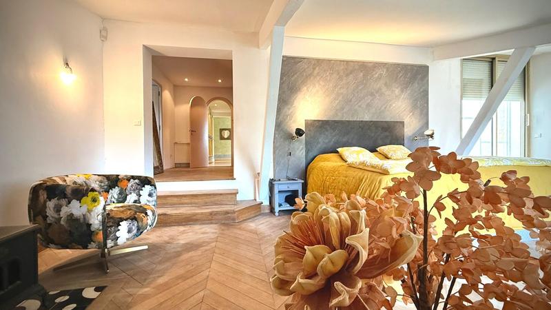 Propriété - 250 m² - 8 pièces