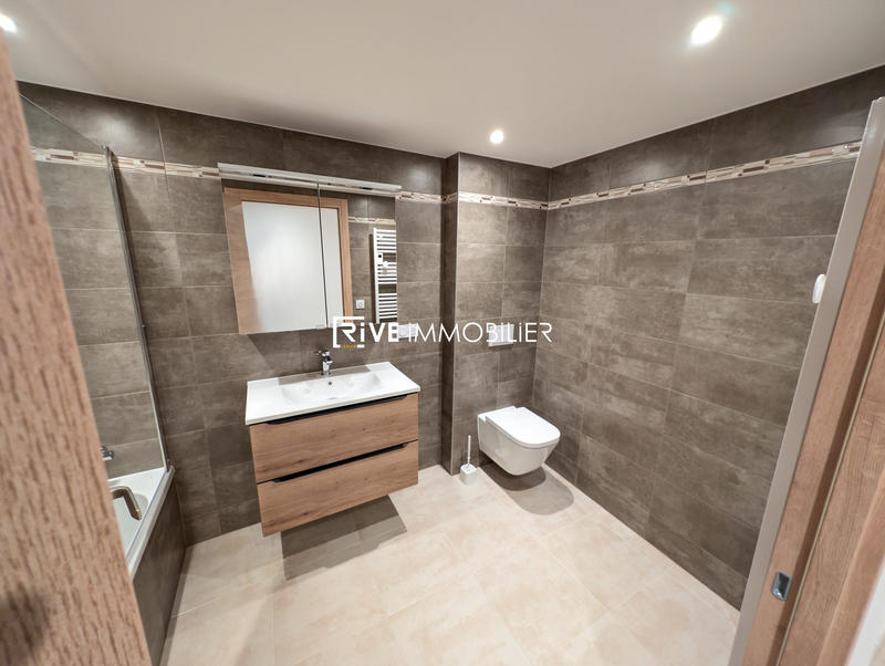 Maison - 241 m² - 7 pièces