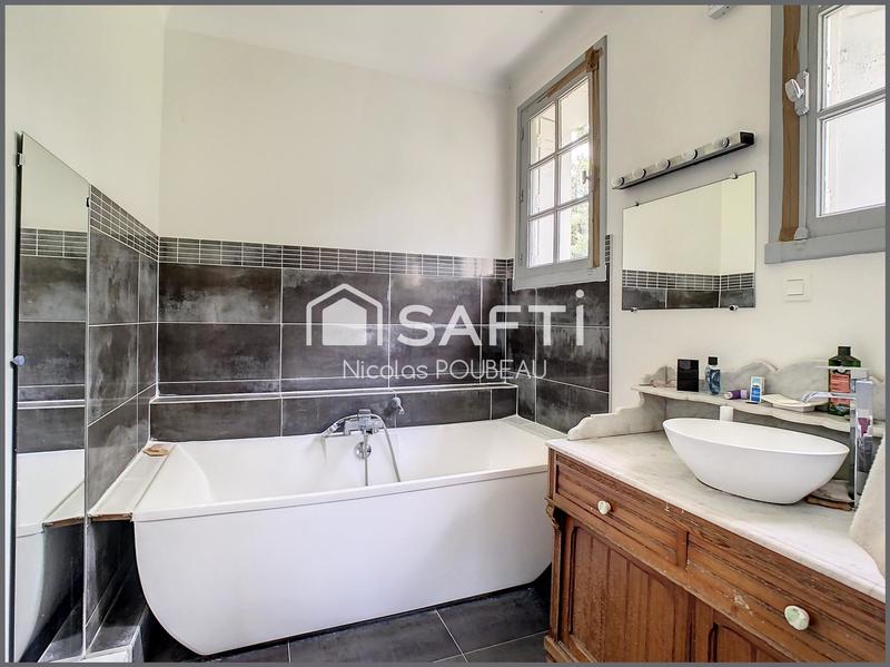 Maison - 240 m² - 9 pièces