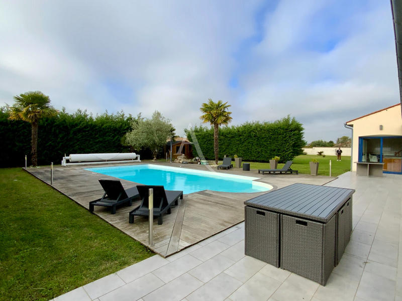 Maison - 274 m² - 9 pièces