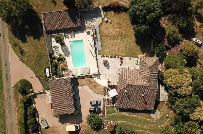 Propriété - 251 m² - 9 pièces