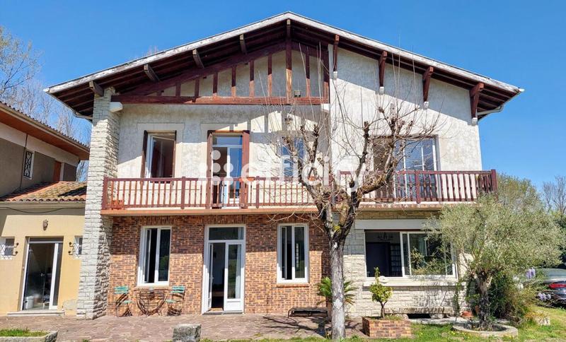 Demeure - 256 m² - 9 pièces