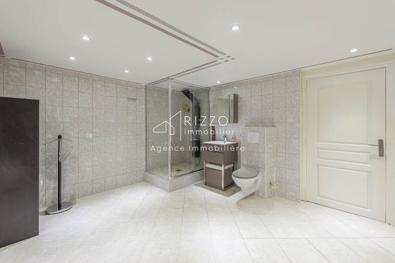 Maison - 242 m² - 8 pièces