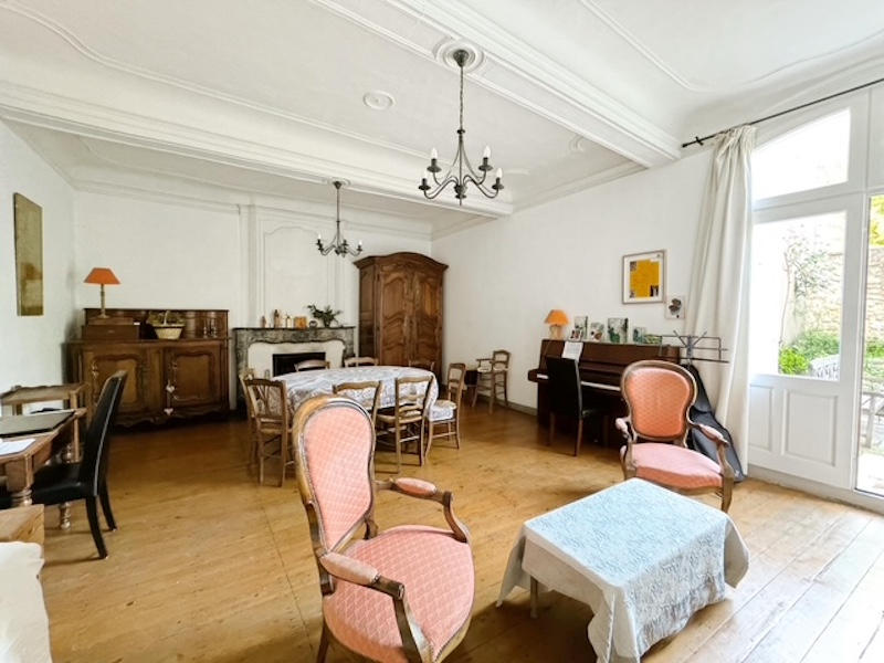 Demeure - 251 m² - 9 pièces