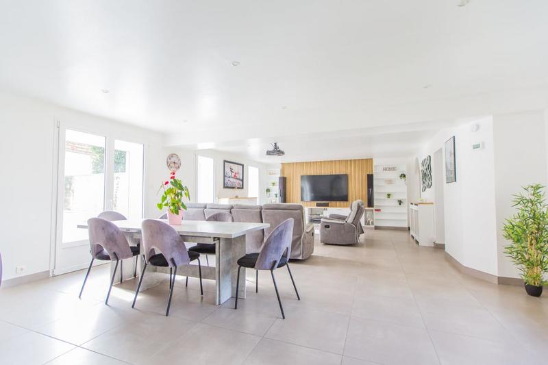 Propriété - 602 m² - 9 pièces