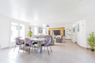 Propriété - 602 m² - 9 pièces