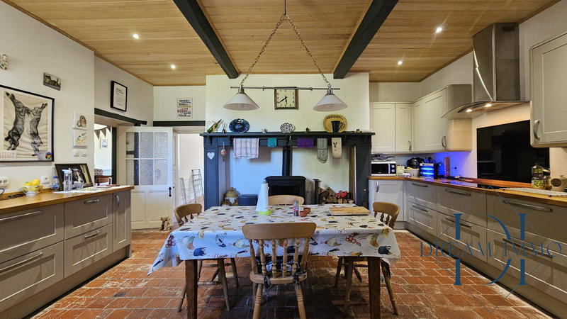 Maison - 334 m² - 6 pièces