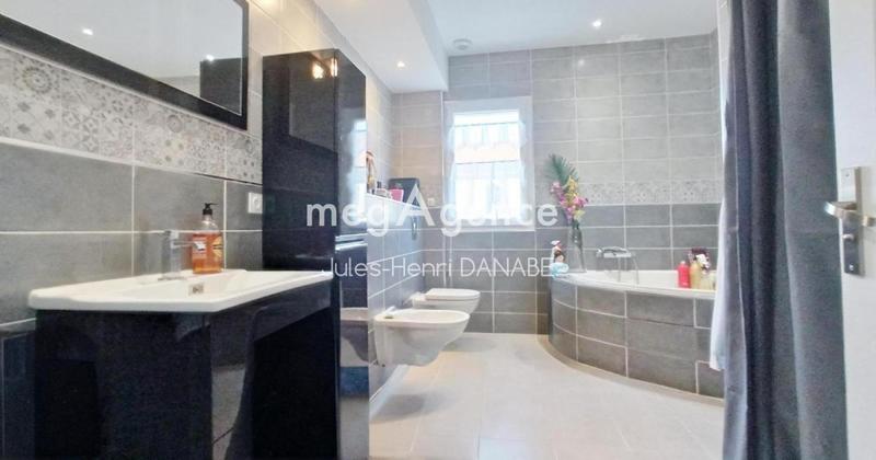 Maison - 223 m² - 7 pièces