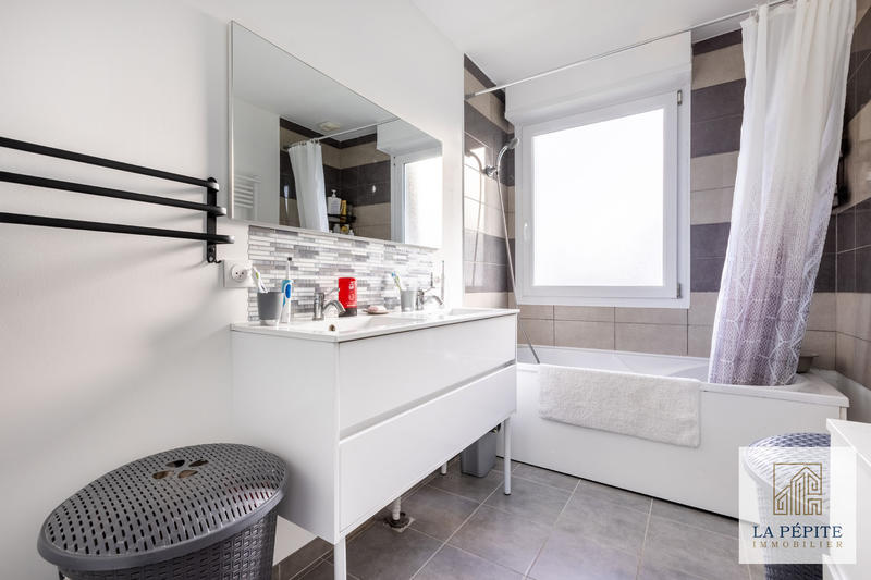 Maison - 94 m² - 5 pièces