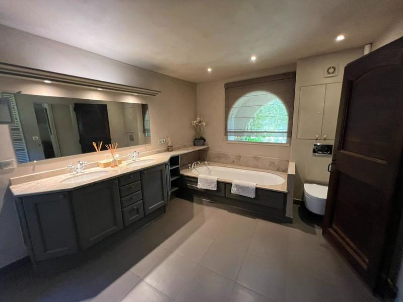 Propriété - 256 m² - 7 pièces