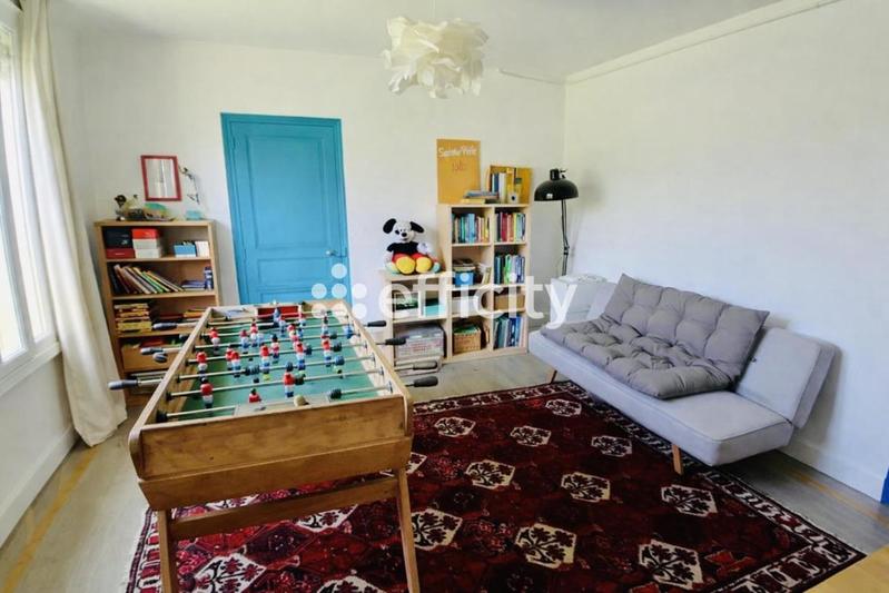 Maison - 246 m² - 10 pièces