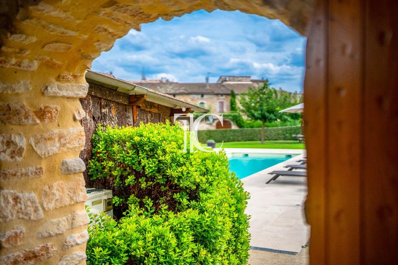 Maison - 537 m² - 12 pièces