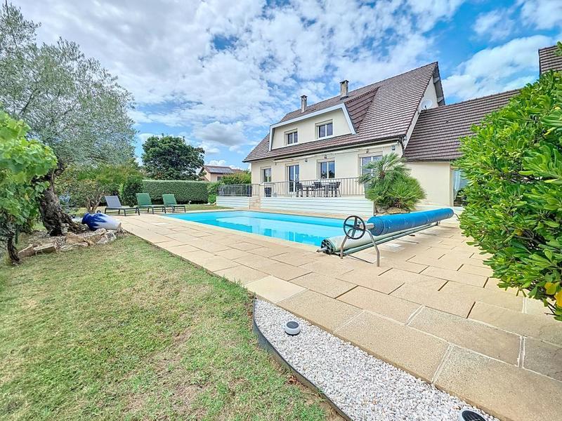 Maison - 240 m² - 6 pièces