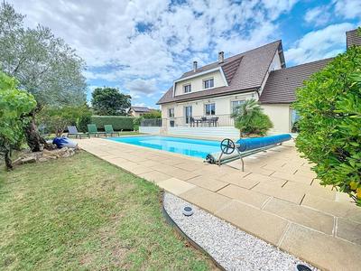 Maison - 240 m² - 6 pièces