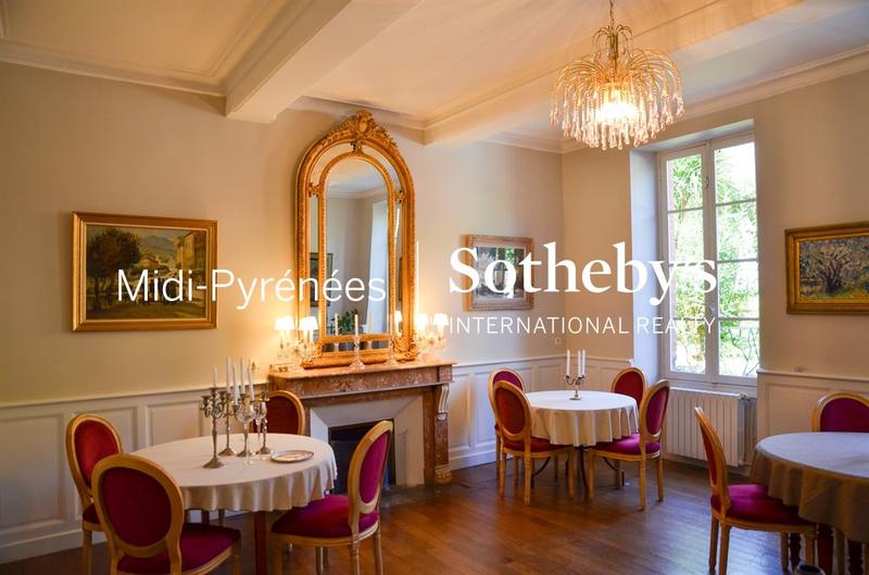 Maison - 450 m² - 11 pièces