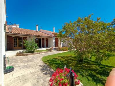 Maison - 250 m² - 6 pièces