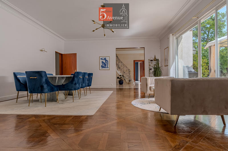 Maison - 400 m² - 12 pièces