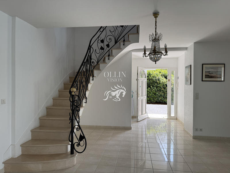 Villa - 208 m² - 9 pièces