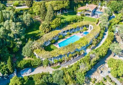 Maison - 1 000 m² - 9 pièces