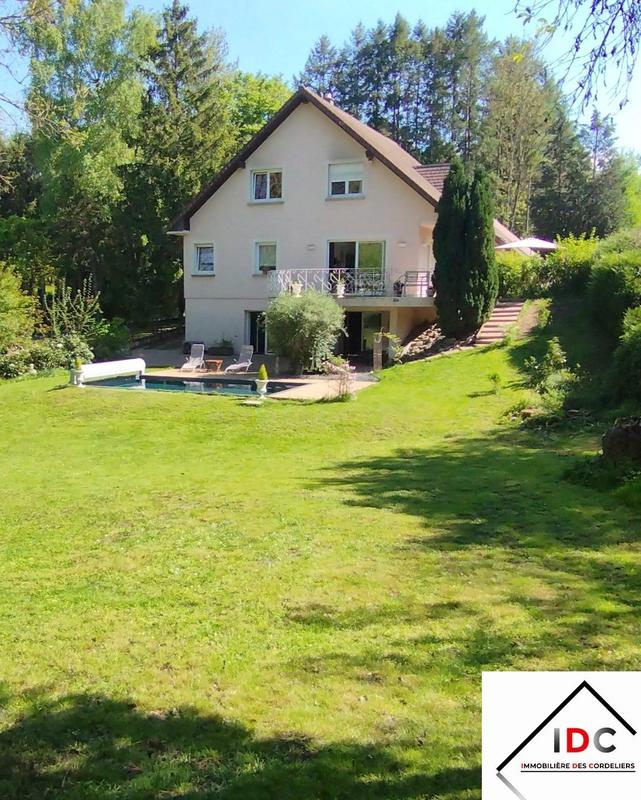 Maison - 240 m² - 6 pièces