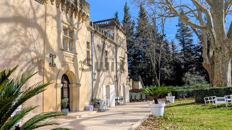 Propriété - 1 000 m² - 40 pièces