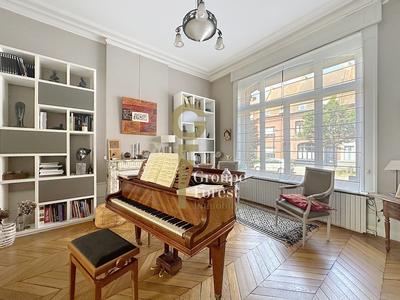 Maison - 250 m² - 8 pièces