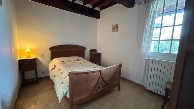 Propriété - 1 379 m² - 19 pièces