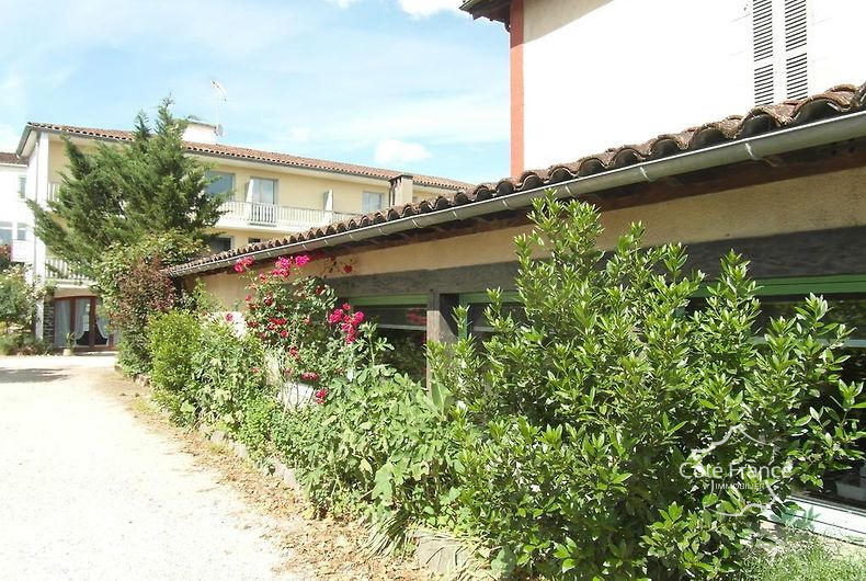 Maison - 1 700 m² - 25 pièces