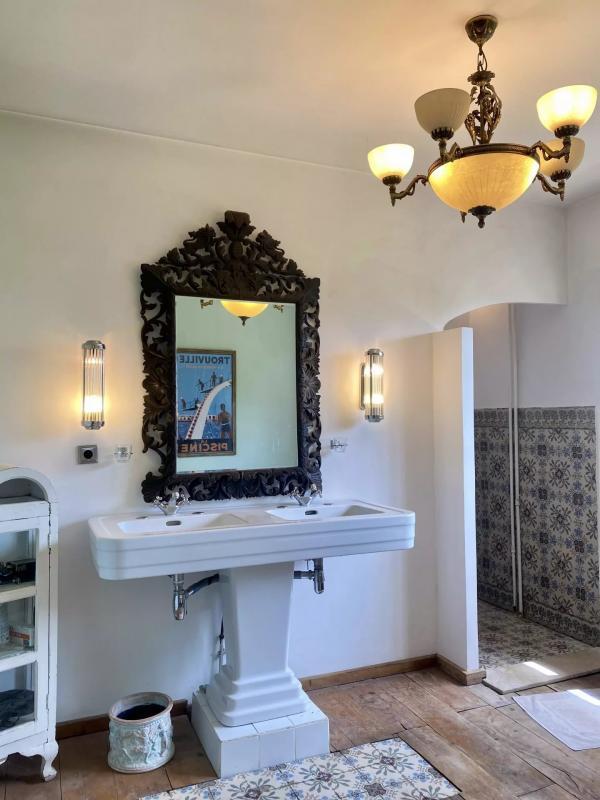 Propriété - 230 m² - 10 pièces