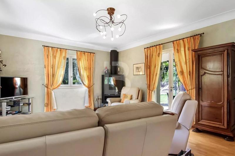 Maison - 238 m² - 9 pièces