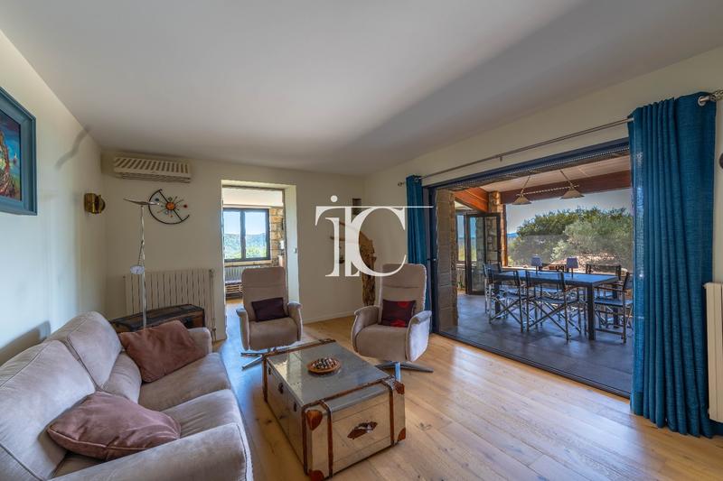 Maison - 166 m² - 7 pièces