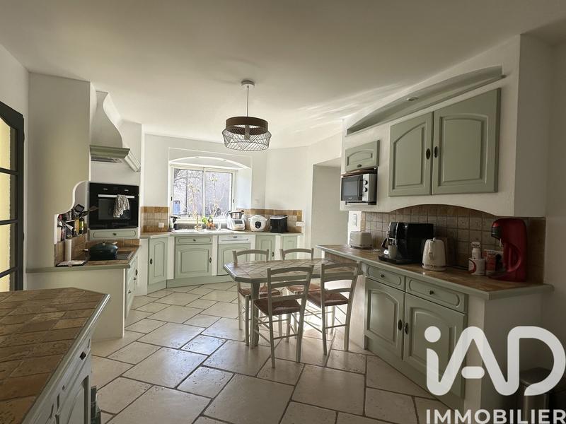 Maison - 234 m² - 8 pièces